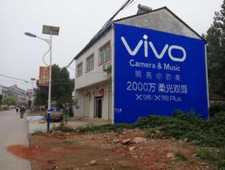 嘉鱼刷墙广告和喷绘墙体广告哪个效果好？