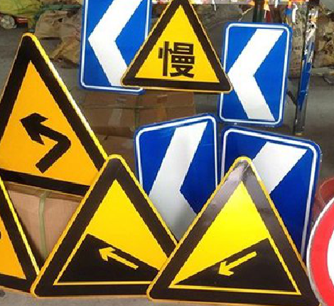 嘉鱼标识标牌中颜色的确定是很重要的。